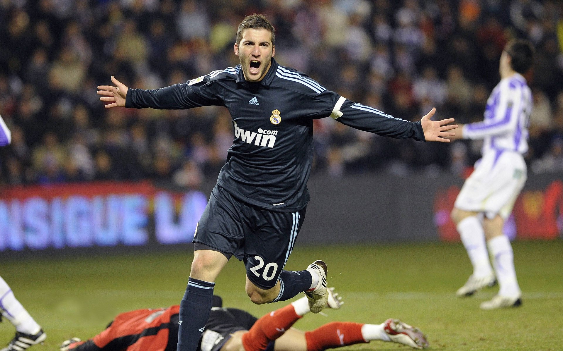 王哲林扛鼎,广东队逆转马刺,一场定义韧性的经典之战